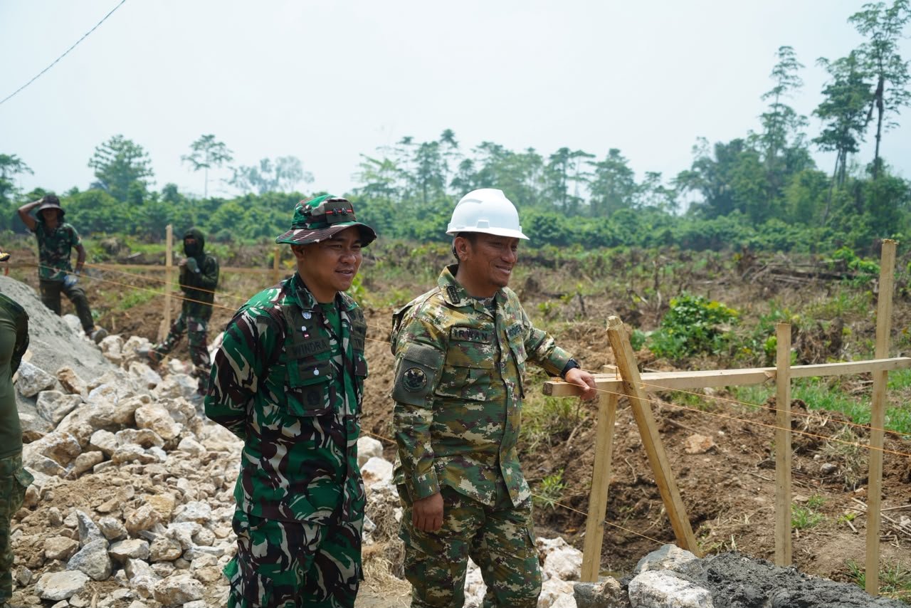 TMMD ke-130 Tingkatkan Ketinggian Jalur Utama Parumpanai untuk Reduksi Banjir