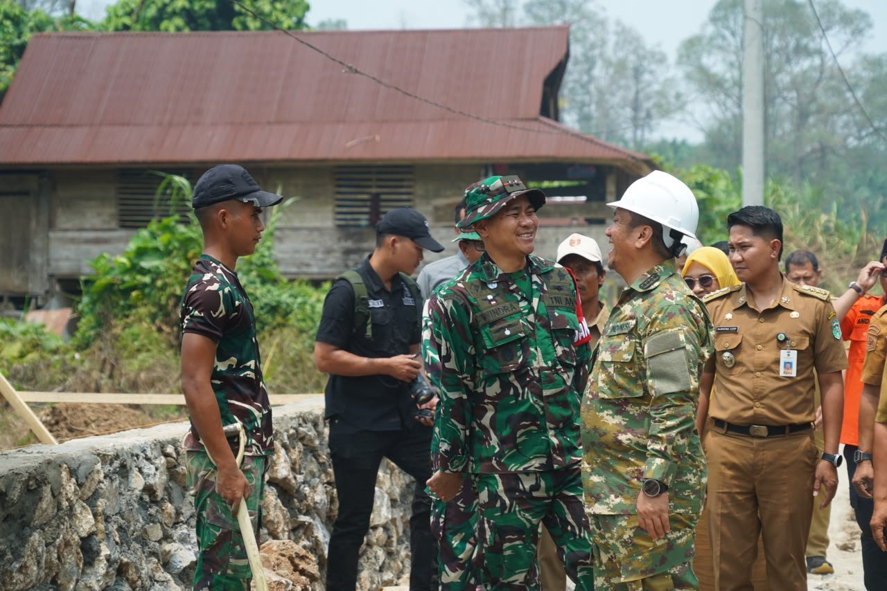 Bupati Irwan Pantau Pembangunan Infrastruktur TMMD di Parumpanai Bersama TNI