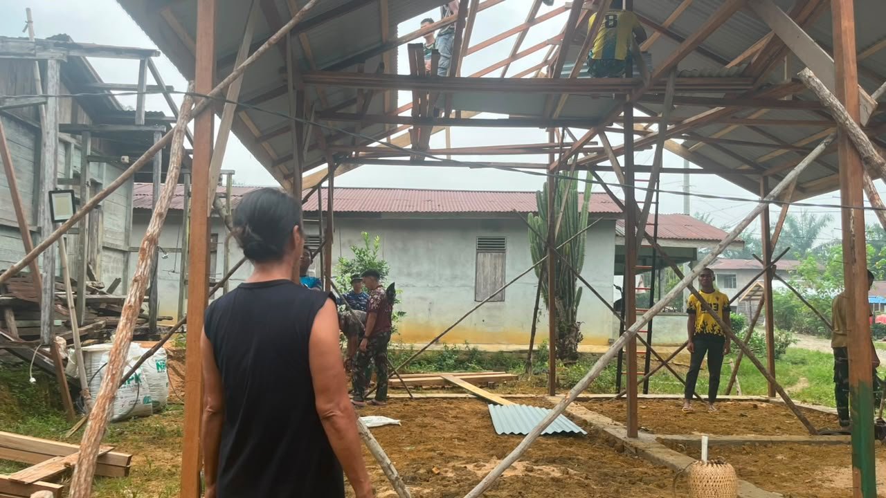 Optimisme Bu Suhanim Terbangun Bersama Satgas TMMD di Dusun Nahaya