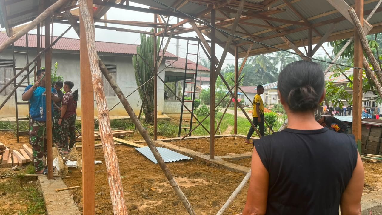 Dukungan TNI dalam TMMD Wujudkan Rumah Impian Bu Suhanim di Landak