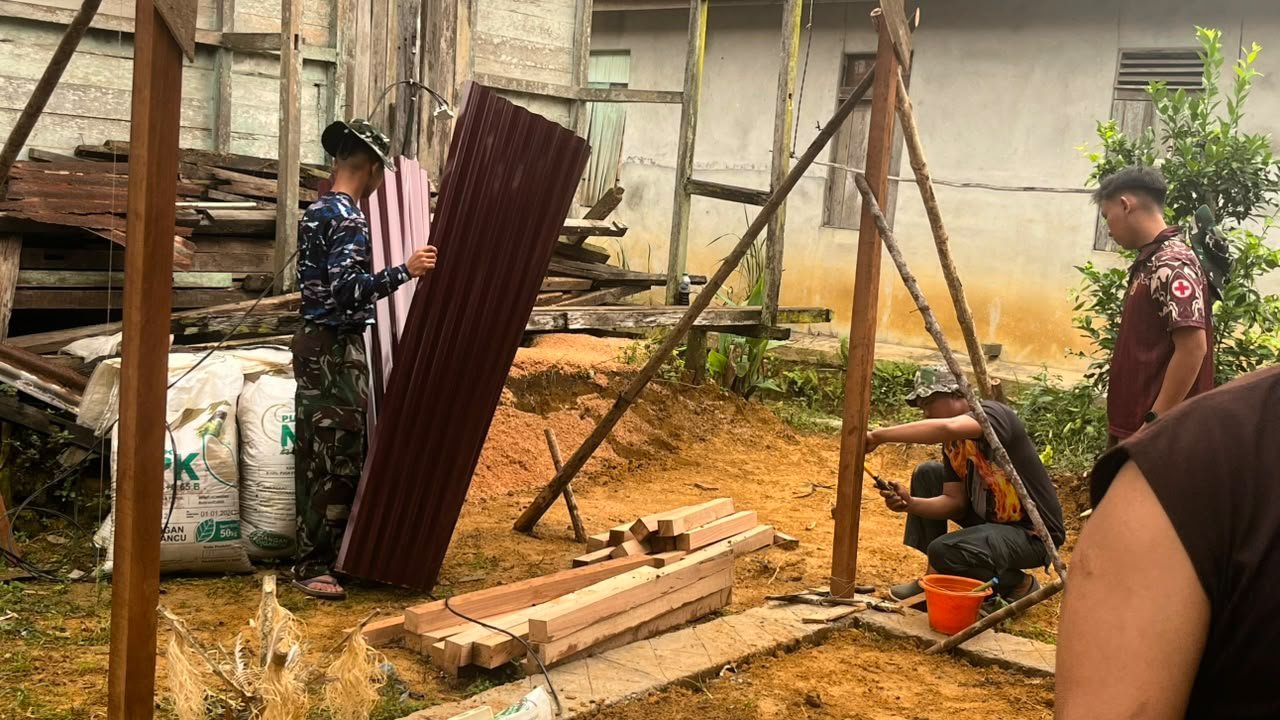 Semangat TNI Wujudkan Hunian Layak untuk Bu Suhanim di Landak