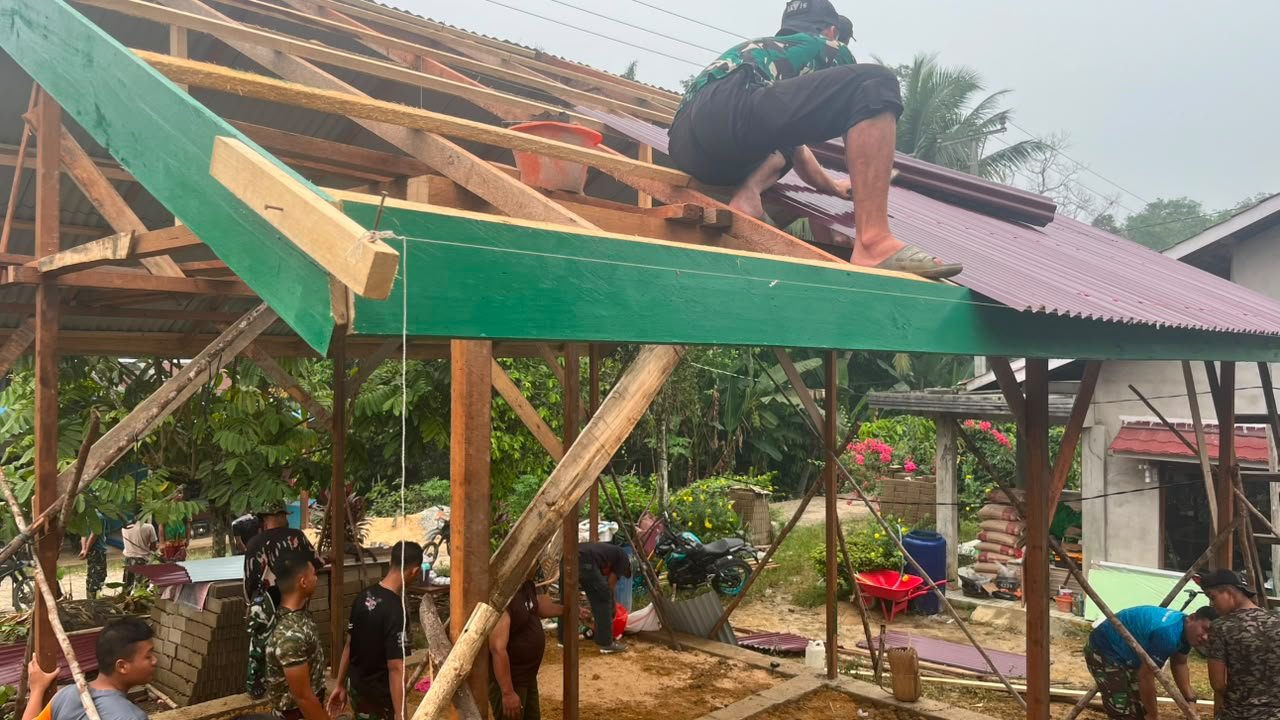 Proyek Rumah Baru Bu Suhanim: Semangat Gotong Royong TNI dan Warga