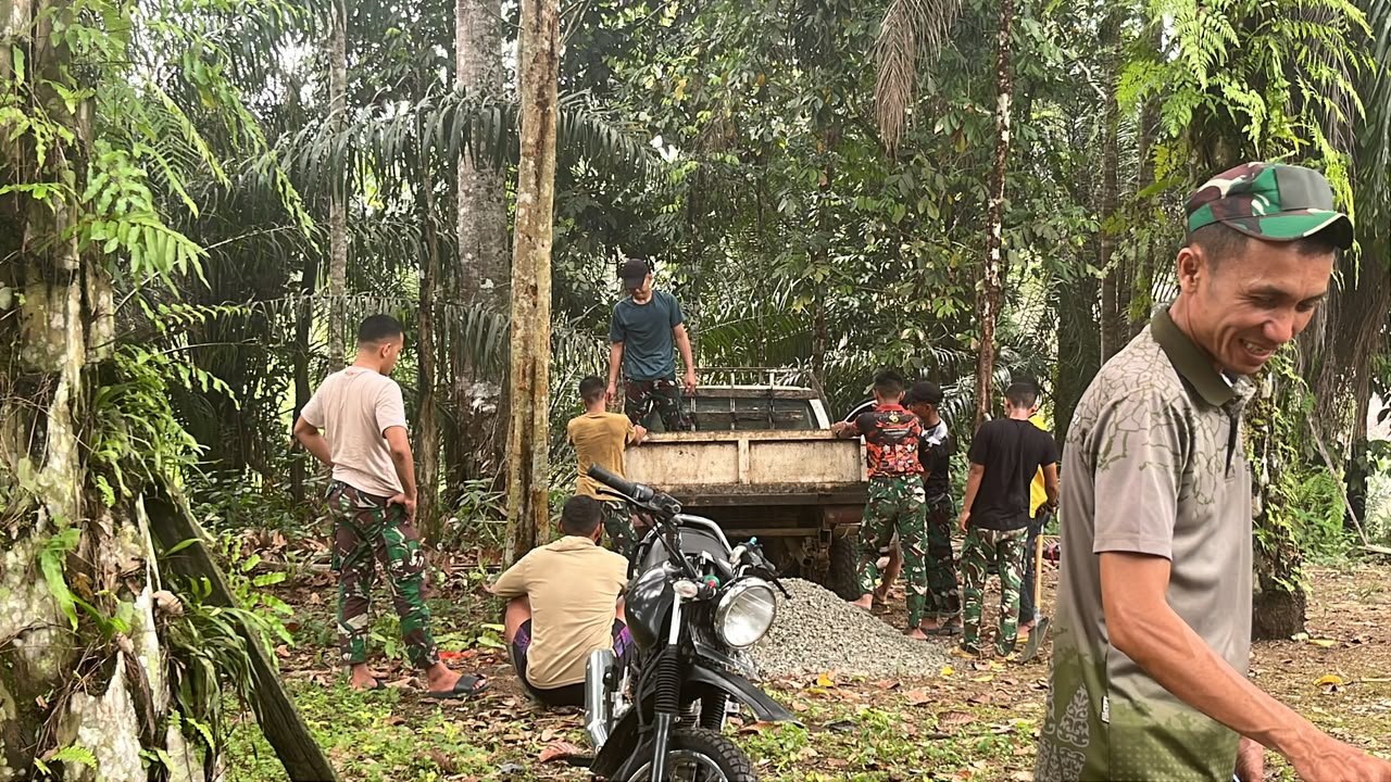 Prajurit Satgas TMMD Ke-130 Kodim 1210/Landak Kompak Angkut Material Pembangunan