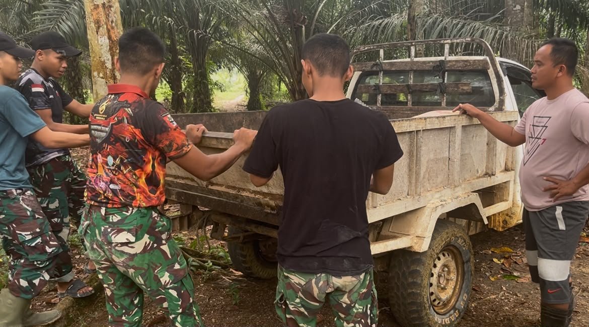 Prajurit TMMD Bantu Warga Bangun Infrastruktur Melalui Pengangkutan Material