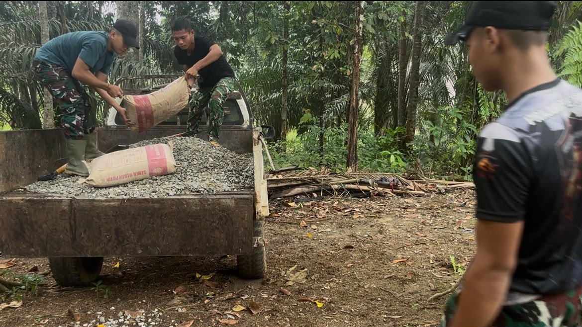 Satgas TMMD Kodim 1210/Landak Jamin Kelancaran Pembangunan Melalui Pengiriman Material